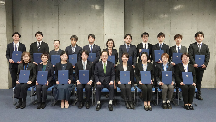 表彰された職員と益学長