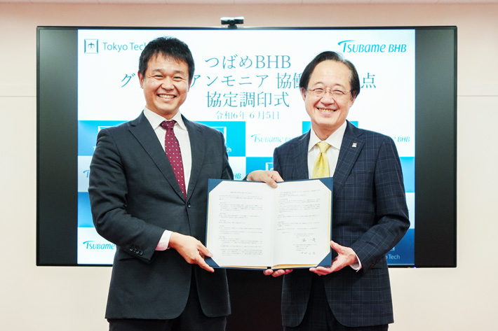 （左から）つばめBHB 中村公治 代表取締役CEOと東工大 益一哉 学長