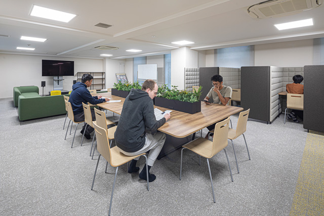大型のラウンジテーブル
