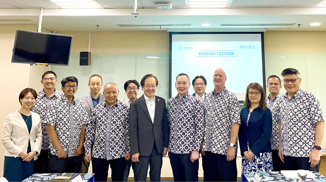 8月12日サンプルナ大学表敬訪問 益学長（中央左）、イラワンCEO（中央右）、ショット学長（右から4番目）、ユディ総長（左から5番目）