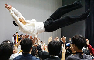 優勝の胴上げをされる鈴木孝信さん（写真提供／石飛政和）