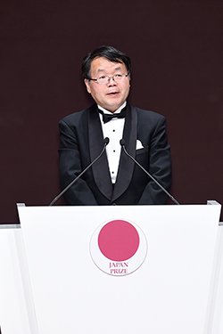 授賞式でスピーチをする細野秀雄教授