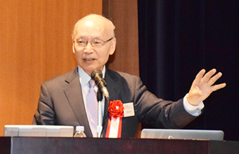 祝辞を述べる科学技術振興機構の相澤益男顧問・本学名誉教授・元本学学長