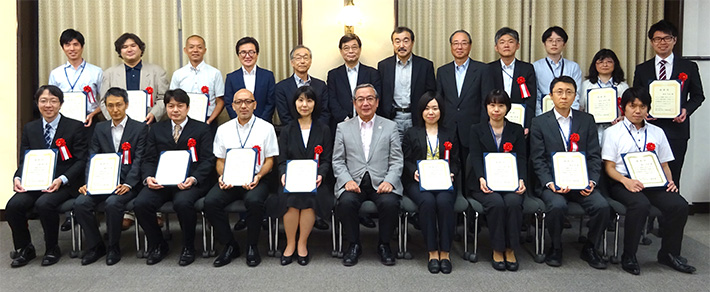 表彰された方々と学長らとの記念撮影