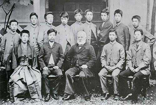東京工業学校のワグネル博士と門下生ら（1890年9月）
