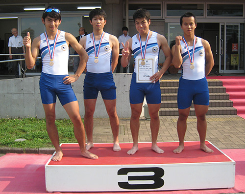 表彰を受ける白燕メンバー（左から）矢部さん、榊さん、髙橋さん、芝さん