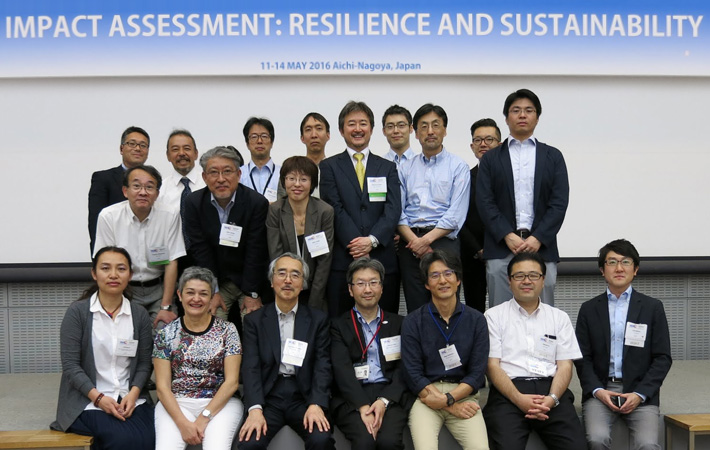閉会式を終えた日本メンバー 本学村山教授（上段右から3人目）と錦澤准教授（下段右から3人目）