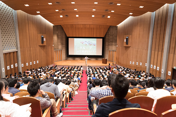 講堂講義の司会は上田紀行リベラルアーツ研究教育院長