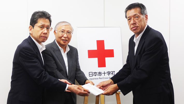 Tokyo Tech Alumni Association's Fumio Honbo (center) with Tokyo Tech's Hirokazu Kurosawa (left) presenting donations to Red Cross representative