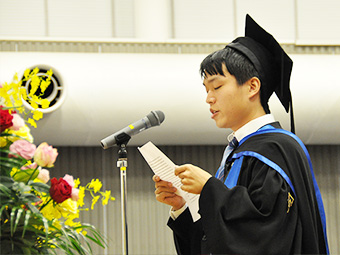 大学院修了生総代ホウ・チェンウェイさんによる謝辞