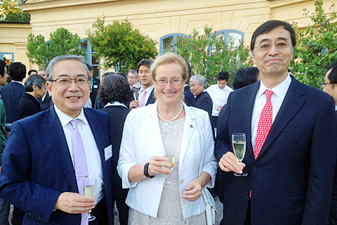 リンネ庭園で開催されたJSPS主催のレセプション（左から）三島学長、オーケソン学長、山崎在スウェーデン日本大使