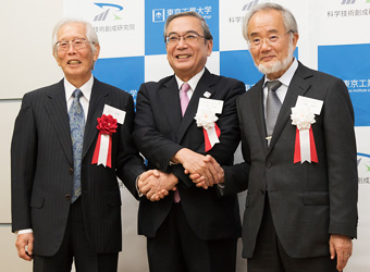 左より、白川英樹筑波大学名誉教授、三島学長、大隅良典栄誉教授