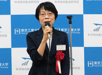 式典で祝辞を述べる小松弥生文部科学省研究振興局長