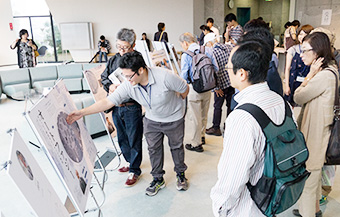 来場者の質問に答える学生