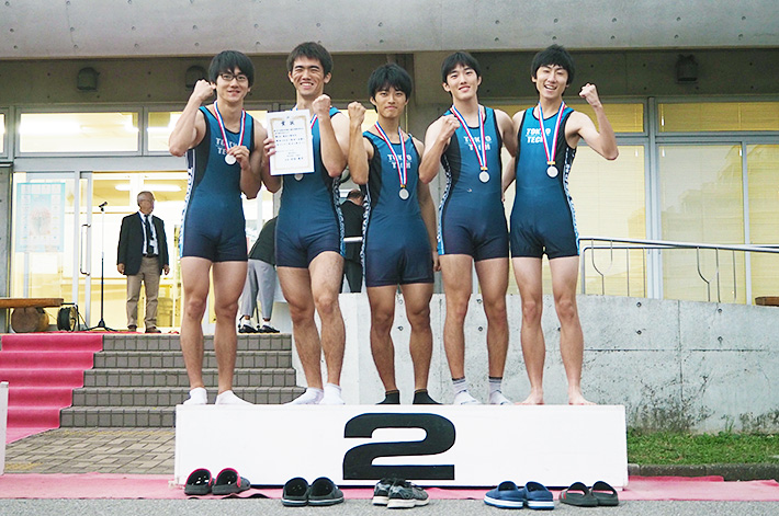 男子舵手付きフォア表彰式（左から井上さん、服部さん、中森さん、奥井さん、植田さん）