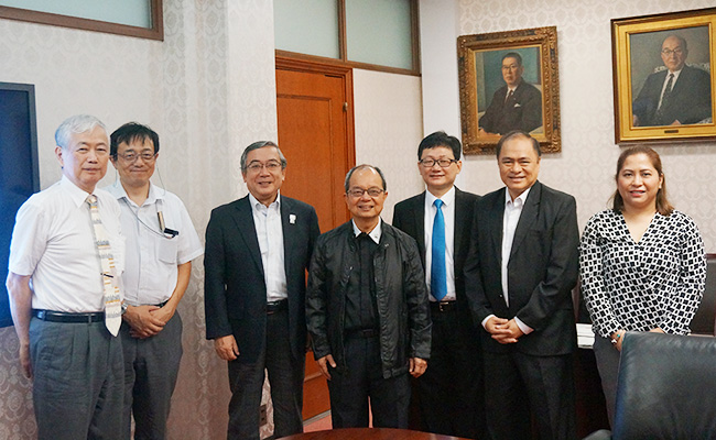 三島学長（左から3人目）とスプリード学長（中央）