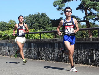 力走するトライアスロン部の武田直樹選手