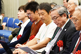 三島学長と3名の講演者（左から、黒川特別研究員、望月研究員、井田教授、三島学長）