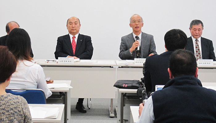 記者発表で発言する岡田理学院長（右から2番目）