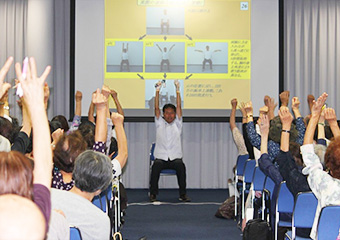 椅子を使った運動の様子