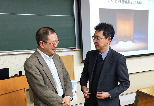 講座終了後に笑顔で語り合う来聴者と山崎教授