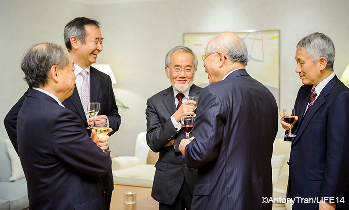 歴代ノーベル賞受賞者と談笑中（写真左から　小林誠氏（2008年物理学賞）、梶田隆章氏（2015年物理学賞）、大隅栄誉教授、野依良治氏（2001年化学賞）、田中耕一氏（2002年化学賞）