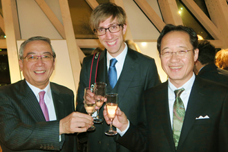 （左から）三島学長、メイ特任助教、益科学技術創成研究院長