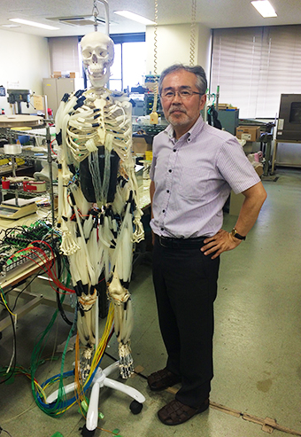 鈴森教授と人工筋肉を使った筋骨格ロボット