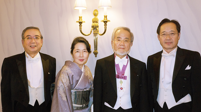 （左から）三島学長、萬里子夫人、大隅栄誉教授、益科学技術創成研究院長