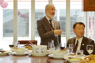 松野文部科学大臣（右）が主催する昼食会での様子