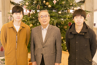 三島学長がKTH留学中の小塚さん（左）、金森さん（右）を激励