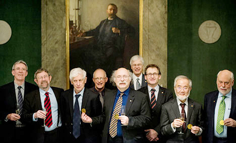 2016年のノーベル賞受賞者9名と（左からジャンピエール・ソバージュ氏、J・マイケル・コステリッツ氏、デビッド・J・サウレス氏、オリバー・ハート氏、F・ダンカン・M・ホールデン氏、ベント・ホルムストローム氏、バーナード・フェリンガ氏、大隅栄誉教授、J・フレーザー・ストッダート氏） © Nobel Media AB 2016. Photo: Pi Alexander Mahmoud