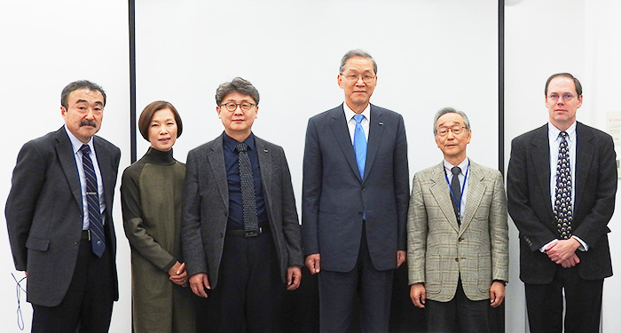 （左から）安藤理事・副学長、パクチームリーダー、ソング副総長、キム総長、岡田理事・副学長、クロス教授