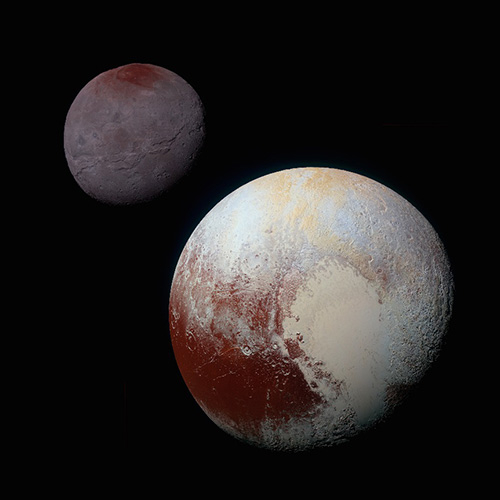 探査機ニューホライズンズによって撮影された冥王星（右下）とカロン（左上）の写真（画像提供NASA/APL）。冥王星の左下に、褐色のクトゥルフ領域が見える。