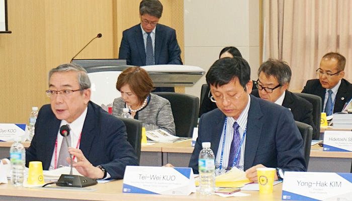 （前列左から）三島学長、ティ・ウェイ・クオ国立台湾大学副学長（研究担当）