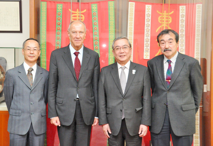 （左から）高木事務局長補、ガリ事務局長、三島学長、安藤理事・副学長（研究担当）