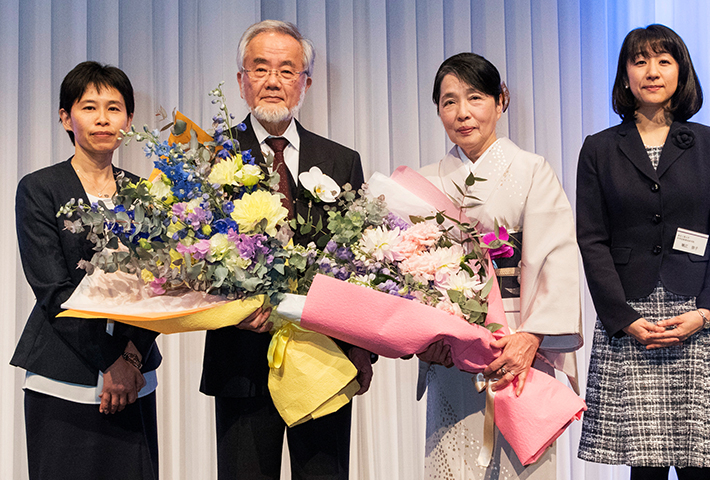 大隅夫妻への花束贈呈