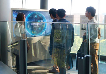 昨年度タイに派遣された本学学生と日本科学未来館を訪問