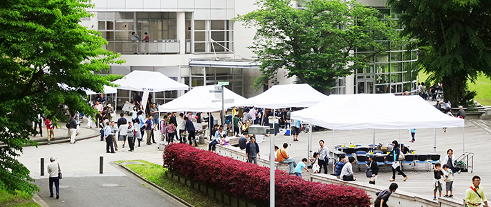 デッキ広場周辺の模擬店など