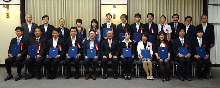 表彰された方々と学長らとの記念撮影