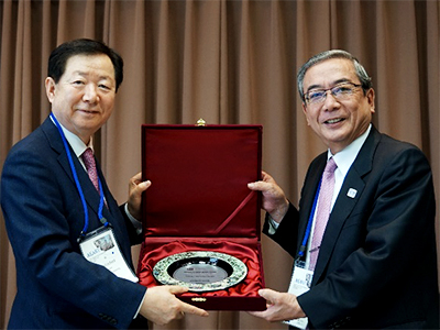 記念品を交換するソウル大学のスン学長（左）と三島学長（右）