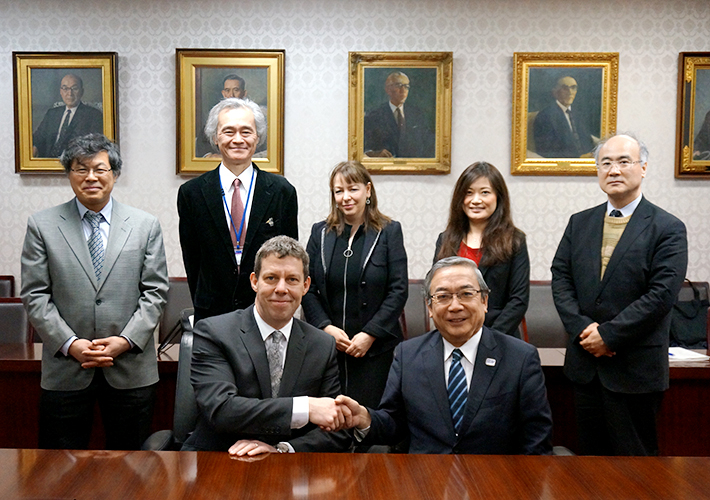 （前列左から）ランバーツ学長と三島学長