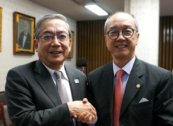 （左から）三島学長とチャン学長