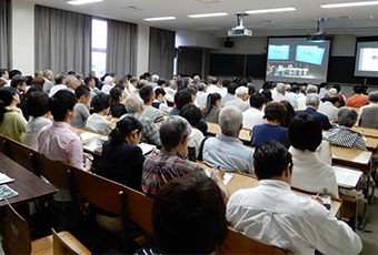 満席となった中継会場の教室（大岡山西講義棟2 631号室）の様子