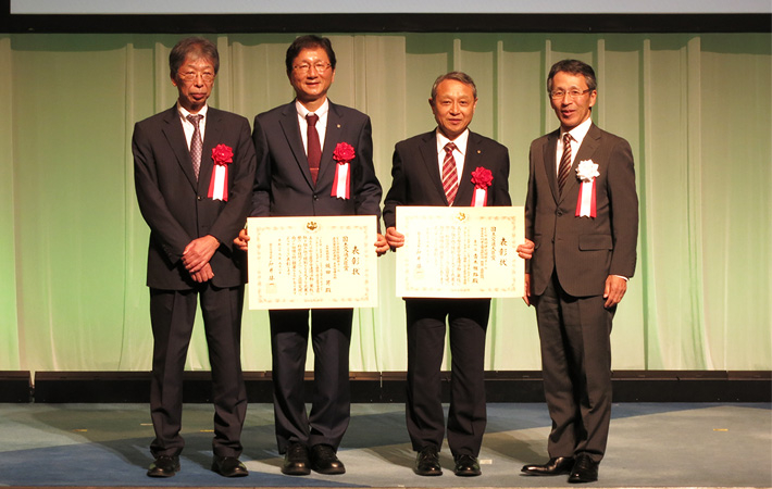 受賞関係者の記念写真（左が坂井特任教授）