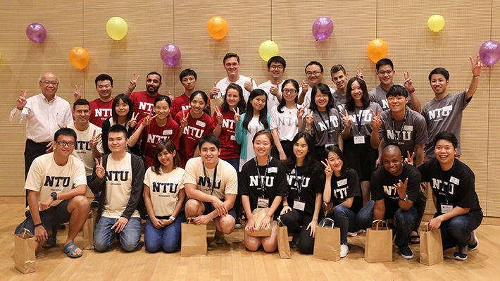 NTU アー副学長（後列左端）と参加学生