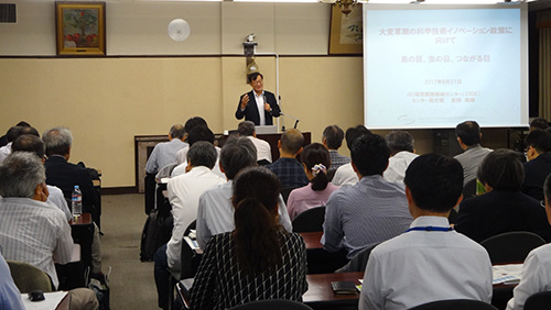 満席の会場の様子