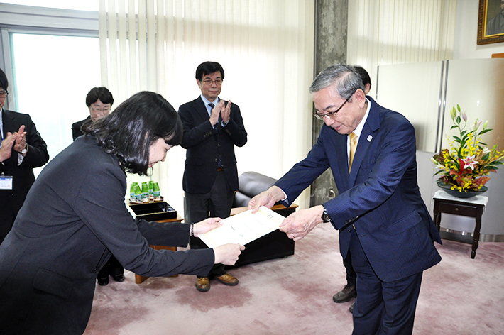 三島学長より奨学生証を授与されるハンダヤニさん