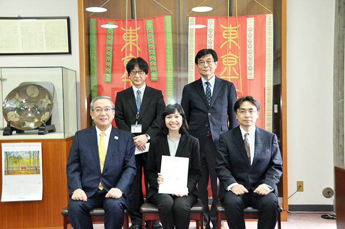 （前列左から）三島学長、ハンダヤニさん、日野自動車 木谷技術管理部総括グループ主管、（後列左から）日置滋副学長（基金担当）、丸山俊夫理事・副学長（教育・国際担当）