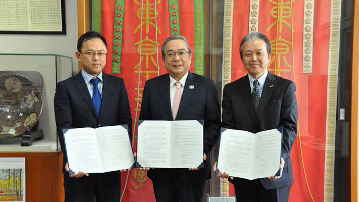 （右）芙蓉 辻田社長、（中央）東工大 三島学長（左）みらい創造機構 岡田社長